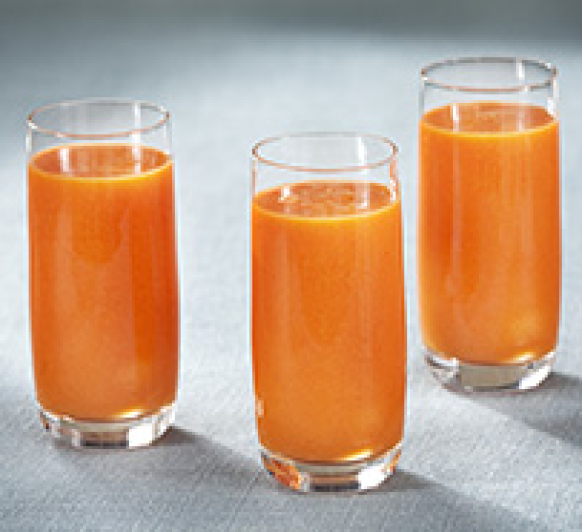 Zumo integral de naranja, mango y fresas