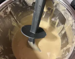 Step <p>Incorporar los huevos y la levadura y mezclar 1 min vel 4</p> illustration