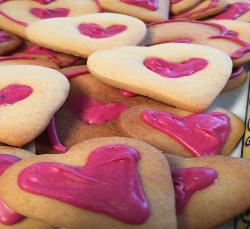 Deliciosas GALLETAS DE MANTEQUILLA CON CORAZÓN ROSA DE CHOCOLATE.