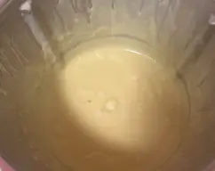 Step <p>Crema pastelera</p><p>Poner en el vaso la leche, la harina, los huevos, las yemas, la vainilla y el azúcar y programar 7 min 90º vel 4. Verter en una manga pastelera. Dejar enfriar el bizcocho sobre la rejilla y la crema pastelera en el frigorífico durante 2-3 horas. Lavar y secar el vaso</p><p><br></p><p><br></p> illustration