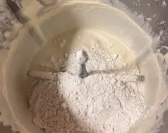 Step <p>Añadir la mantequilla, la sal, la vainilla y mezclar 30 segundos, vel 4. Colocar la mariposa en las cuchillas y batir 1 min vel 4</p> illustration