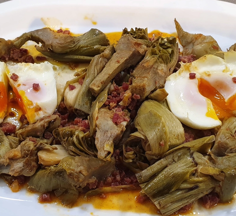 MENÚ COMPLETO DE ALCACHOFAS Y PESCADO CON HUEVOS POCHÉ