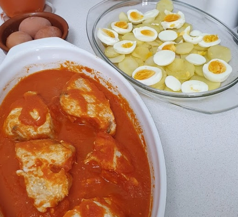 BONITO AL VAPOR CON TOMATE Y GUARNICIÓN