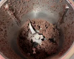 Step <p>Ganache y montaje</p><p>Poner en el vaso el chocolate y trocear 10 seg vel 8 (tápate los oídos!!) Con la espátula baja el chocolate hacia el fondo del vaso</p> illustration