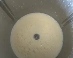 Step <p> Pon en el vaso el azúcar, la leche y los huevos y mezclamos 2 min 30 seg/40°C/vel 3. Mientras tanto, vierte 1-2 cucharaditas de caramelo líquido en el fondo de 6 ramequines Thermomix®. Reparte la mezcla en los ramequines y colocalos en la bandeja Varoma. Aclare el vaso.</p> illustration