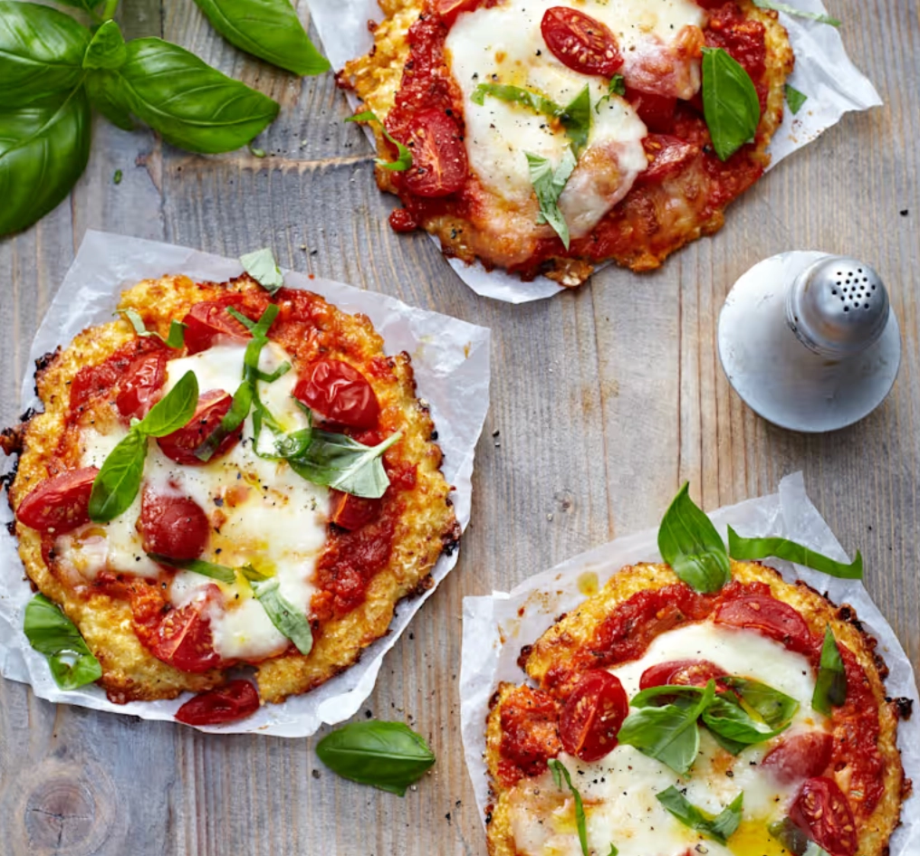 Minipizza de coliflor con queso y tomate (sin glute)