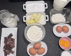 Step <p>Precalentar horno a 180º Engrasar molde desmoldable de 24 de diámetro, previo forrado de la base y las paredes con papel de hornear</p> illustration