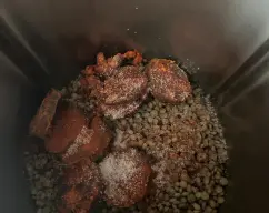 Step <p>Pon en el vaso las lentejas escurridas, la zanahoria, la cebolleta, el aceite de oliva, la sal, el pimentón, el chorizo, y el agua </p> illustration