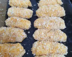 Step <p>PONER HARINA EN UNA FUENTE Y IR HACIENDO LOS CHURROS CON LO MANGA, CORTANDO CON CUCHILLO LA LARGURA DESEADA Y PASAMOS POR HUEVO Y PAN RALLADO FRESCO MEZCLADO CON LOS KIKOS.</p><p>LAS VAMOS DEJANDO EN UNA FUENTE PARA QUE SE ENDUREZCAN EN EL CONGELADOR Y DESPUÉS YA PODEMOS PASARLAS A UNA BOLSA.</p> illustration