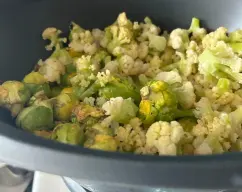 Step <p>Coloca en el varoma la coliflor y las coles de bruselas . </p><p>Sitúa el recipiente varoma y la bandeja con los flanes en su posicio. Tape y programa 40 min/varoma/vel cuchara</p> illustration