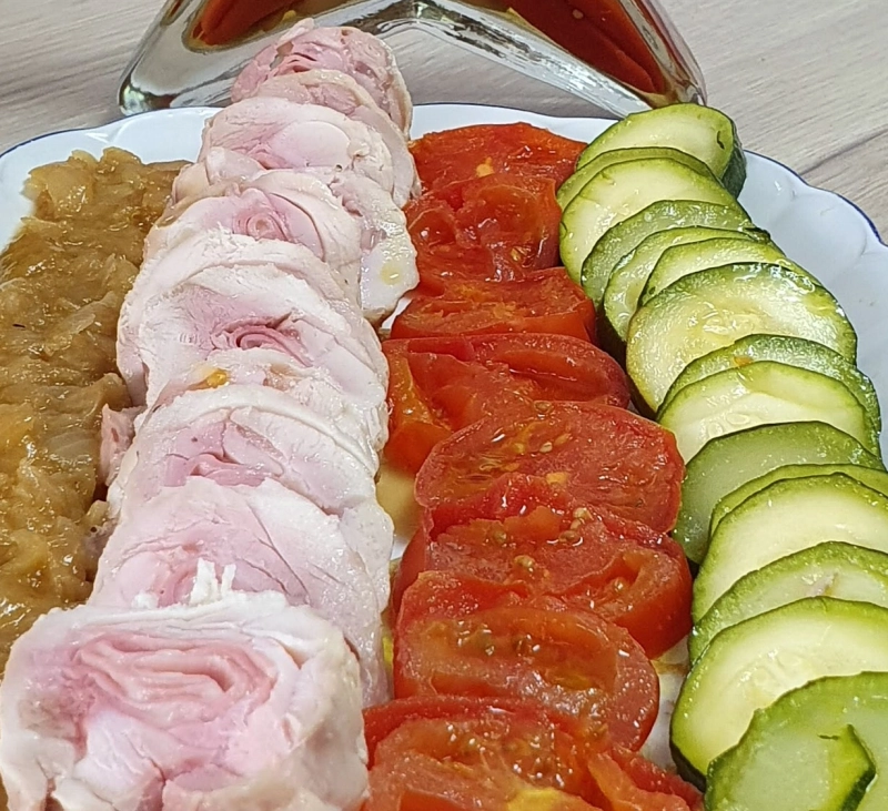 MUSLOS DE POLLO RELLENOS CON CEBOLLA CARAMELIZADA Y GUARNICIÓN