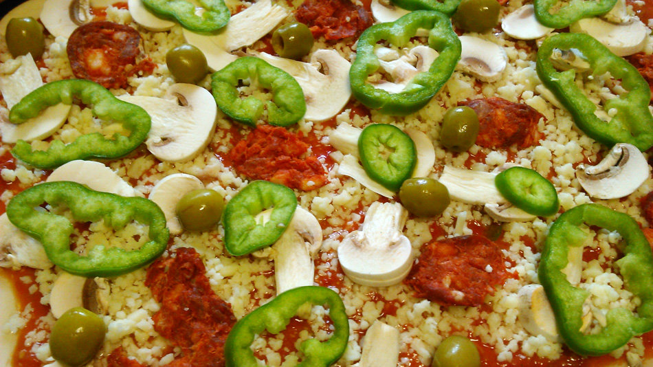 Pizza de pepperoni, emmental y champiñones
