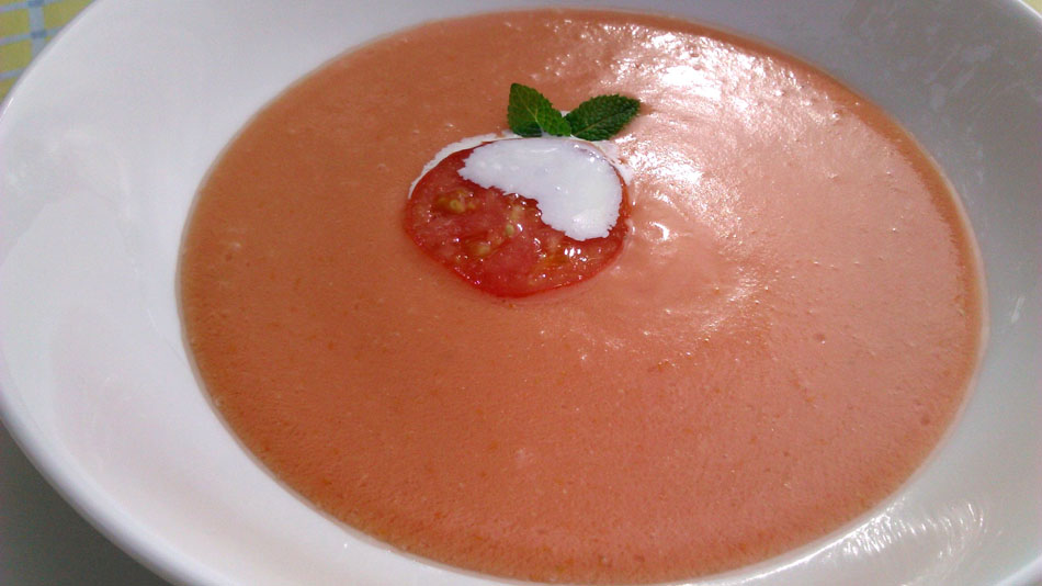 Sopa griega de tomate y yogur