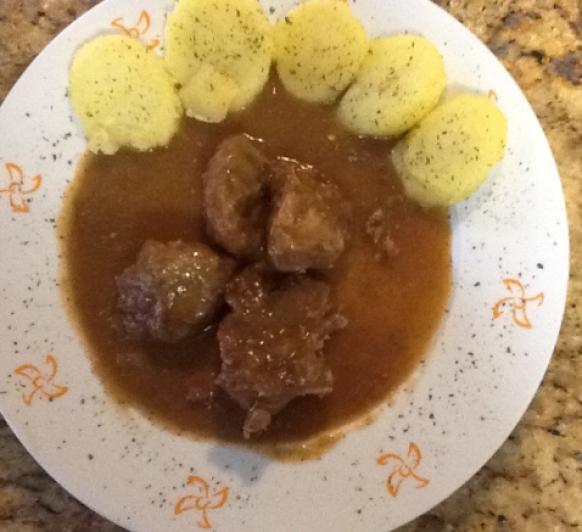 ''CARRILLERAS GUISADAS CON GUARNICIÓN ''
