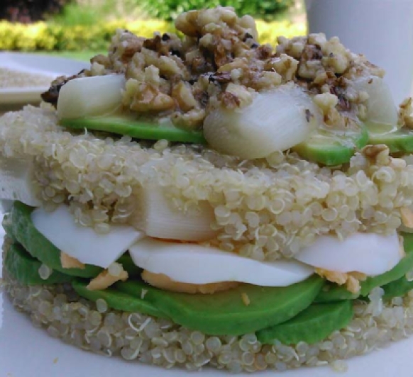 Ensalada de quinoa con vinagreta de nueces