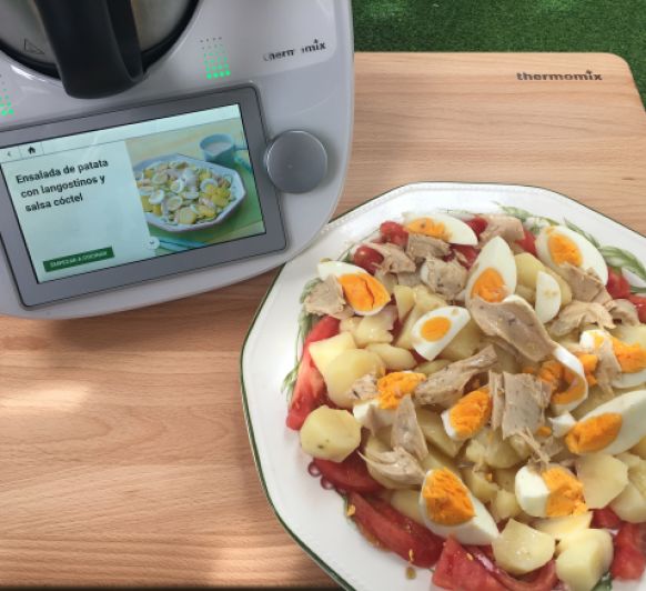 Ensalada DE PATATA, HUEVO, TOMATE Y BONITO.