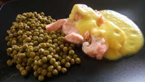 Salmón con salsa de naranja y guisantes